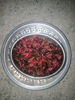 சிவப்பு தண்டு கீரை பொரியல்(sivappu thandu keerai poriyal recipe in tamil) செய்முறை முக்கிய புகைப்படம்