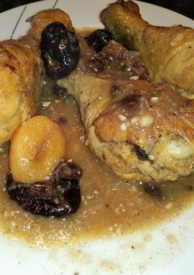 Una foto de Pollo con dátiles, orejones y ciruelas