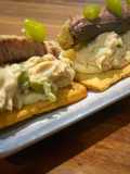 Tosta crujiente con ensaladilla, caballa y piparra