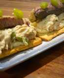 Tosta crujiente con ensaladilla, caballa y piparra