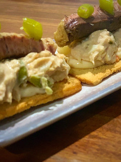 Una foto de Tosta crujiente con ensaladilla, caballa y piparra