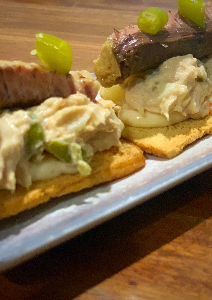 Una foto de Tosta crujiente con ensaladilla, caballa y piparra
