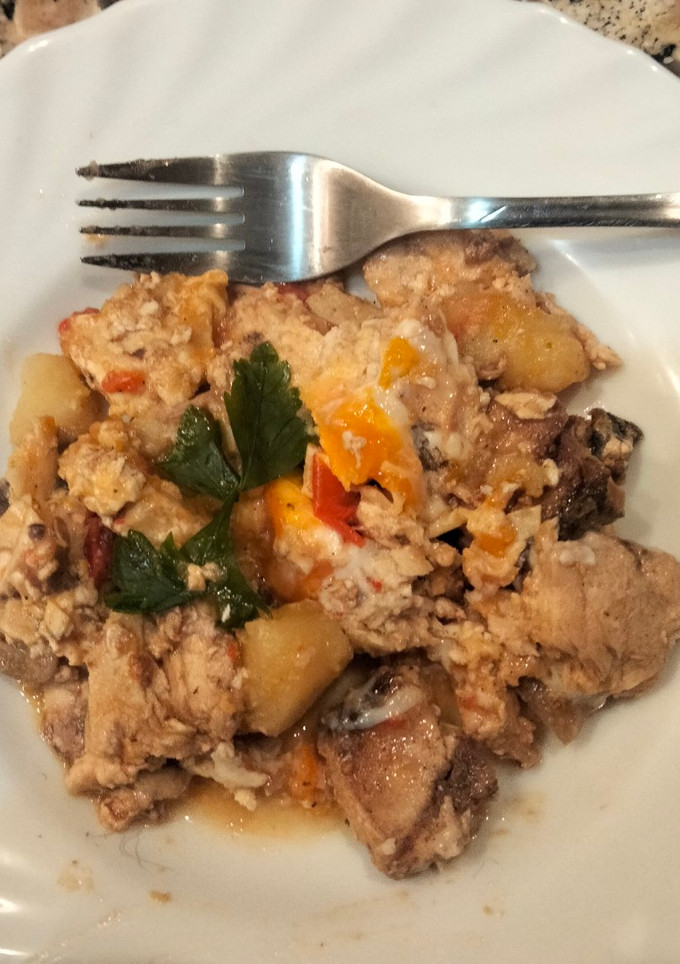 Una foto de Pez espada salteado con patatas guisadas