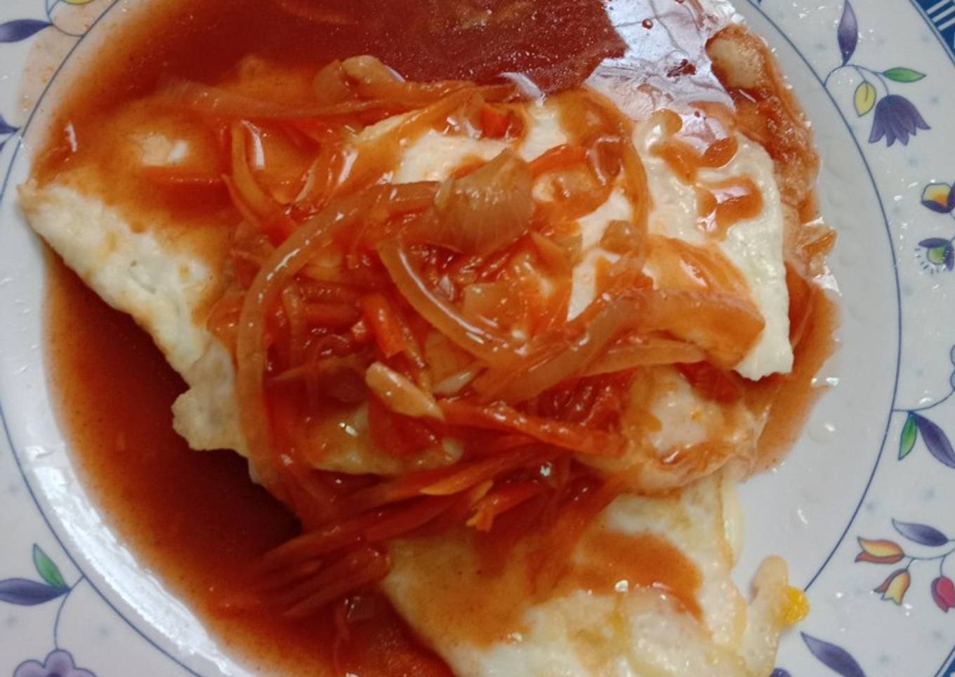 Telur ceplok saus tomat