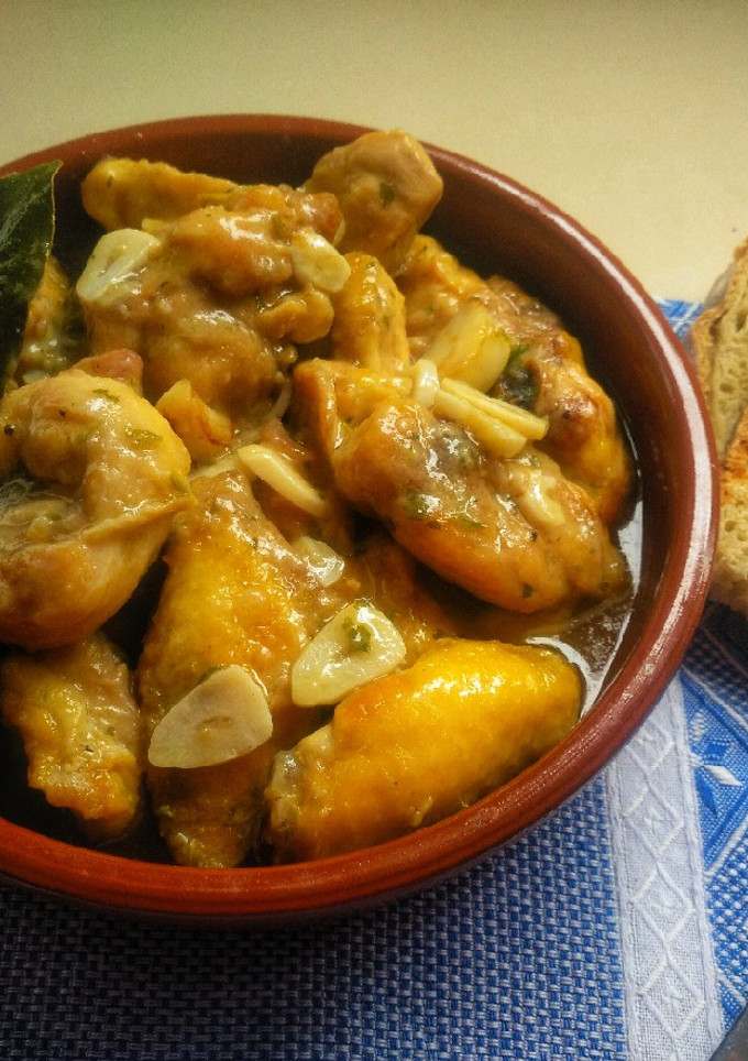 Una foto de Pollo al ajillo