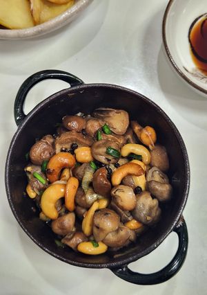 Hình của món Nấm rơm hạt điều kho tiêu.