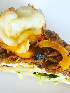 Una foto de Sándwich de carne deshebrada con salsa tártara y calabazas - keto