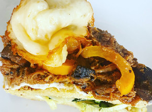 Una foto de Sándwich de carne deshebrada con salsa tártara y calabazas - keto