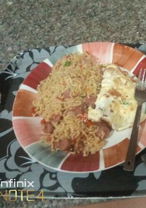 A picture of Sausage Noodles with fried egg.