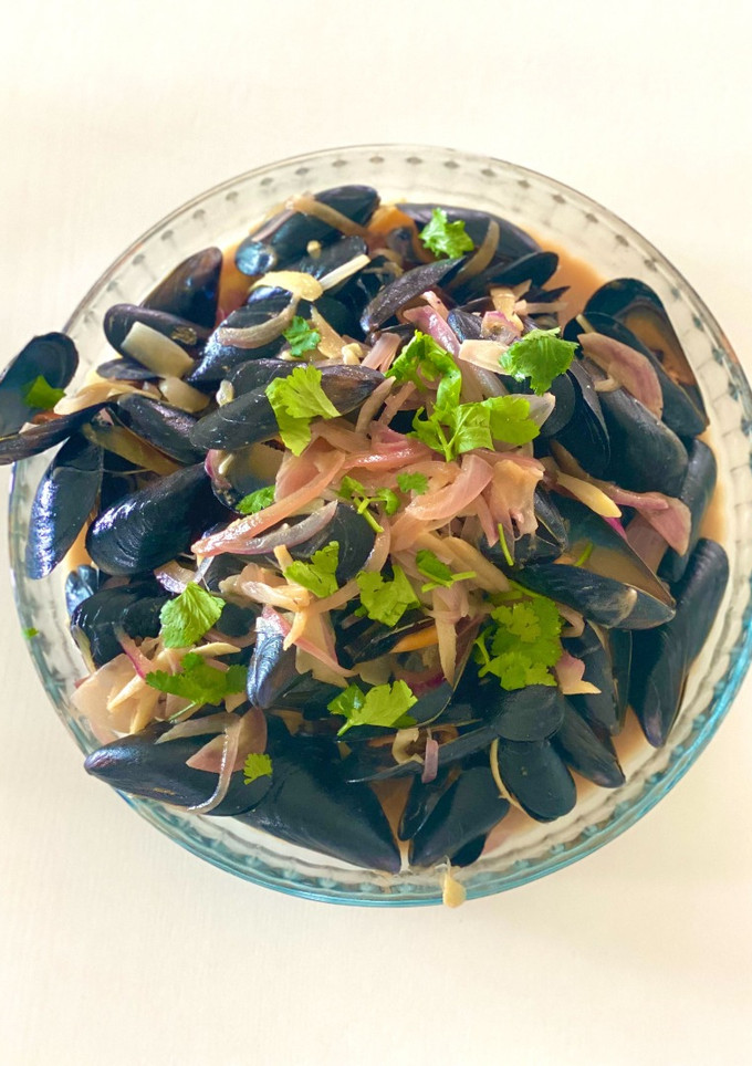 Una foto de Mejillones al vapor con salsa thai. Receta de Gispy Chef