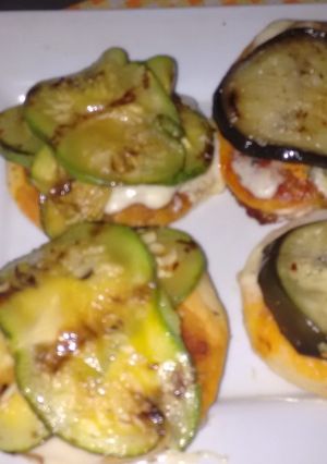 Una foto de Pizzetas con berenjenas y zapallitos grillados
