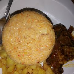 Jolof shinkafa da soyayyan arish da suya A picture of Jolof shinkafa da soyayyan arish da suya.