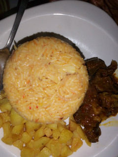 A picture of Jolof shinkafa da soyayyan arish da suya.