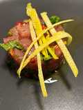 Tartare di tonno con pepe rosa fiori di nasturzio e menta