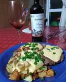 Hamburguesas diferentes y papas con cheddar