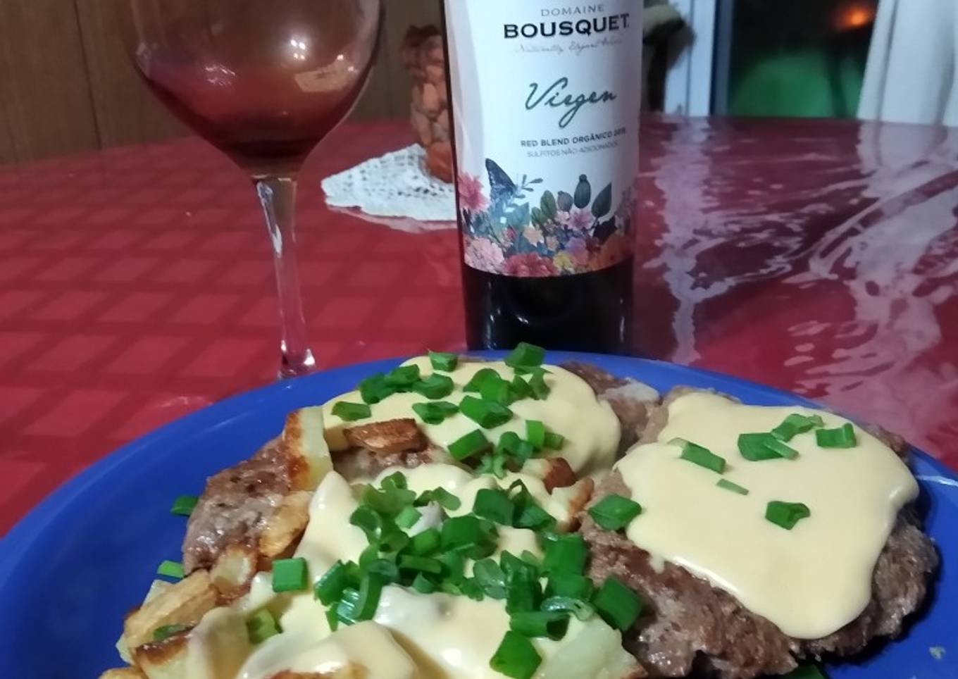 Hamburguesas diferentes y papas con cheddar