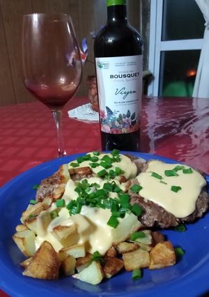 Una foto de Hamburguesas diferentes y papas con cheddar