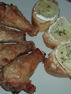 Una foto de Alitas de pollo con tostada de queso de cabra