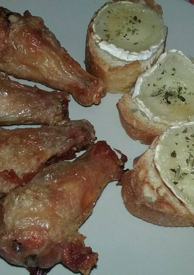Una foto de Alitas de pollo con tostada de queso de cabra