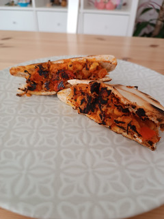 Una foto de Pita con garbanzos y verduras