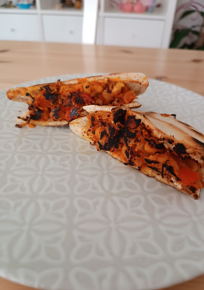 Una foto de Pita con garbanzos y verduras