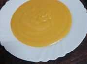 Una foto de crema de zanahoria y quesitos