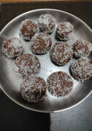 A picture of Choco coconut ladoo.