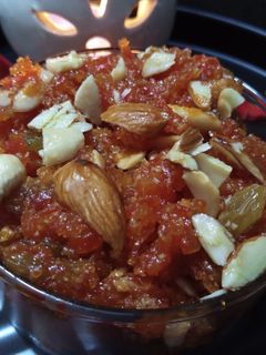 गाजर का हलवा (Gajar ka halwa recipe in Hindi) रेसिपी मुख्य फोटो