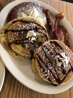 Una foto de Hotcakes con jarabe de chocolate y crema tipo Memo