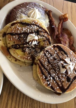 Foto principal de Hotcakes con jarabe de chocolate y crema tipo Memo