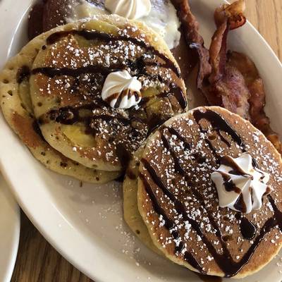 Hotcakes con jarabe de chocolate y crema tipo Memo Receta de Gloria Emma-  Cookpad