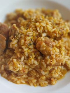 Una foto de Arroz meloso mar y montaña de costillas y sofrito de sepia