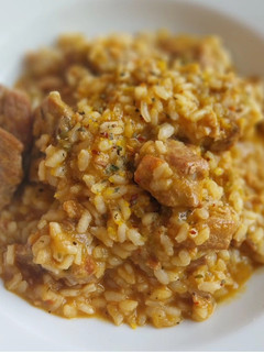 Una foto de Arroz meloso mar y montaña de costillas y sofrito de sepia
