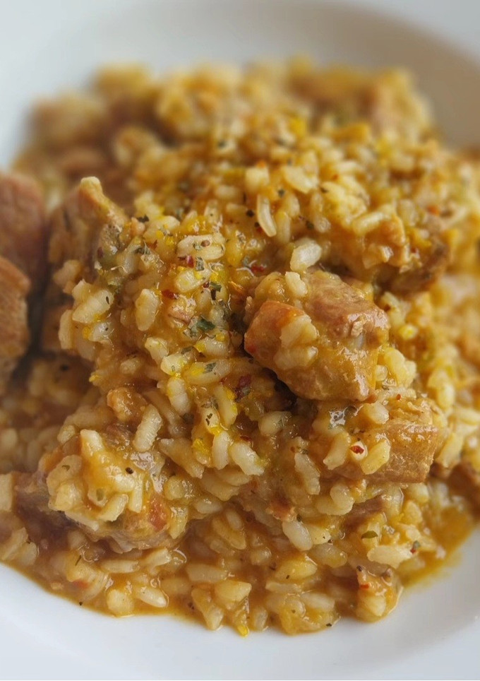 Una foto de Arroz meloso mar y montaña de costillas y sofrito de sepia