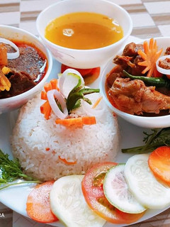 গরুর মাংসের ঝোল আর পোলাও। রেসিপির প্রধান ছবি