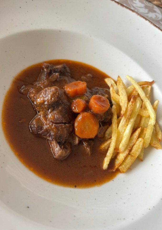 Una foto de Osobuco de ternera en salsa 🥩🍛