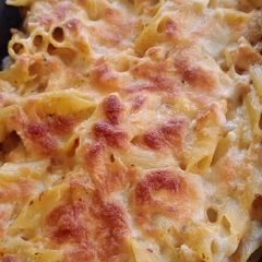 A picture of Chedder cheese Chicken baked pasta.