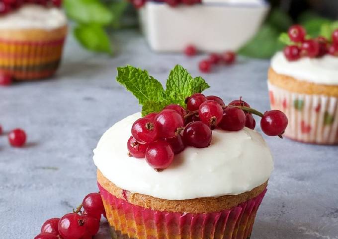 Red currant cupcakes