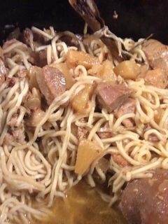 Une photo de Sauté de porc à l'ananas et noddles
