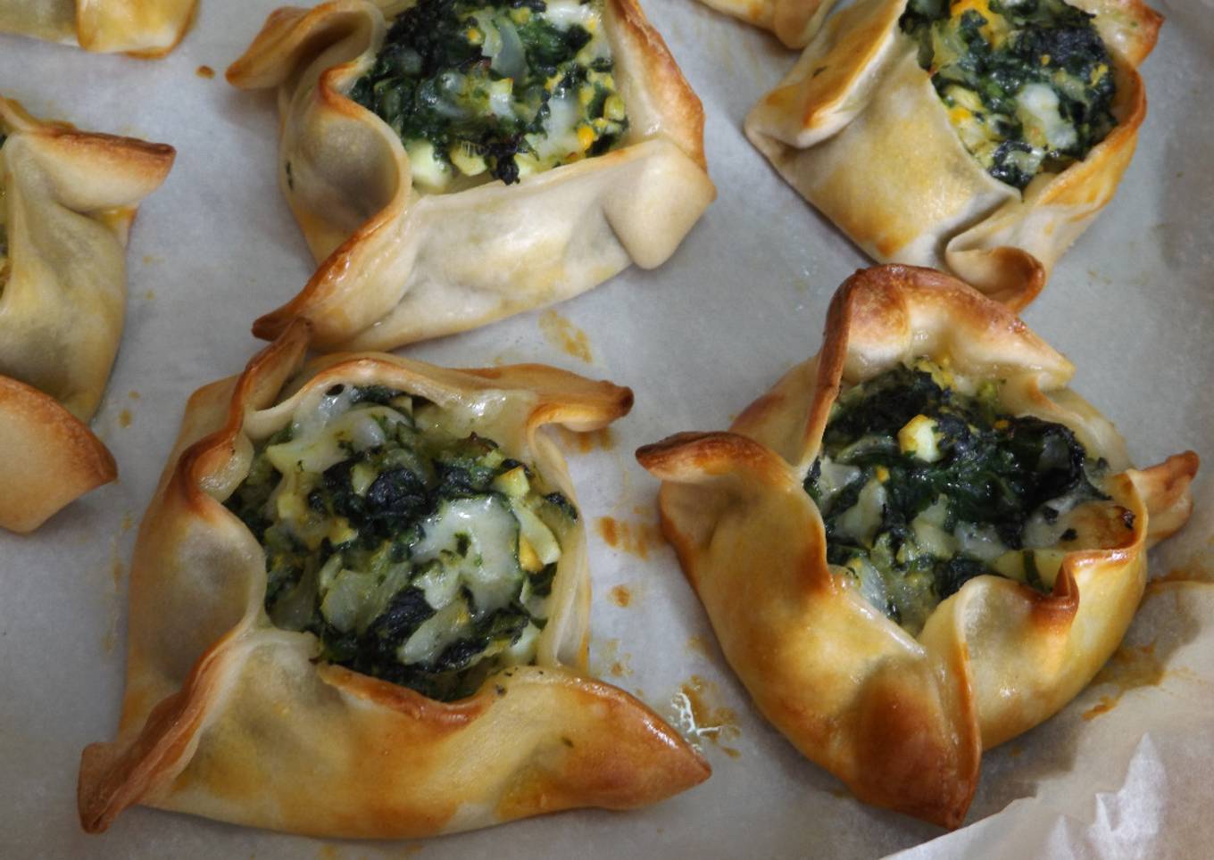 Cestillos con relleno de espinacas, cebolletas y queso Provolone