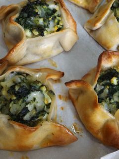 Una foto de Cestillos con relleno de espinacas, cebolletas y queso Provolone