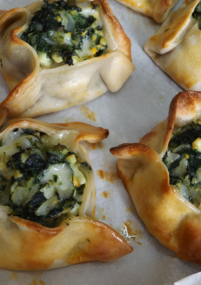 Una foto de Cestillos con relleno de espinacas, cebolletas y queso Provolone