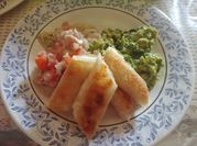 Una foto de dip queso philadelphia con cilantro