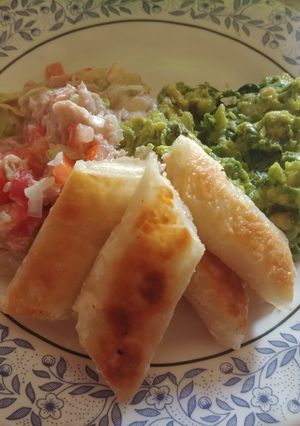 Una foto de Rollitos de queso crema con atún y guacamole