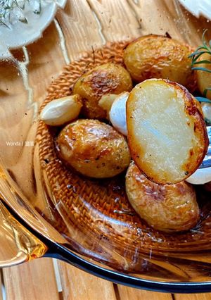 大蒜迷迭香烤馬鈴薯（入口即化版） 的食譜成品照片