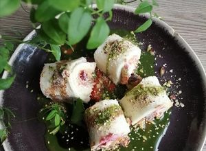 Une photo de Rouleaux apéritifs aux 4 fromages 🧀sauce avocat 🥑pois chiche🥪