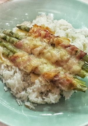 Baconbe tekert zöldspárga sajttal sütve recept fotója
