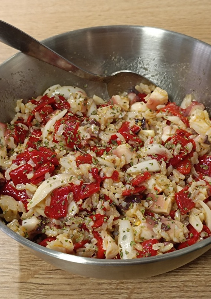 Una foto de Vinagreta de pulpo con piquillo y arroz integral