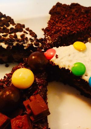 ચોકલેટ કેક (chocolate cake Recipe in Gujarati) રેસીપી મુખ્ય ફોટો