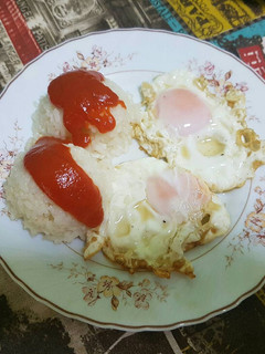 Una foto de Arroz con tomate y huevos fritos